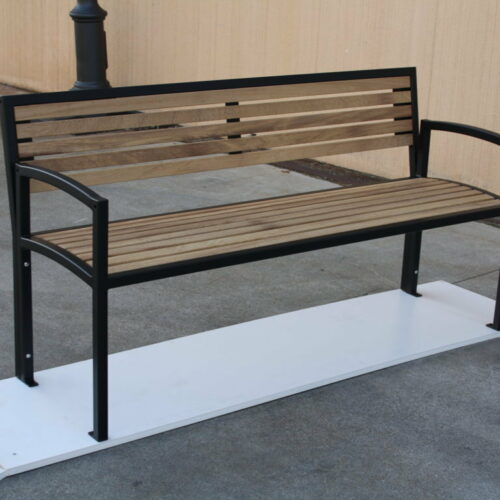 Parkbank Carmen, kan uitgevoerd worden met FSC harhout of Grenen, het frame kan in bijna iedere ral kleur gecoat worden.